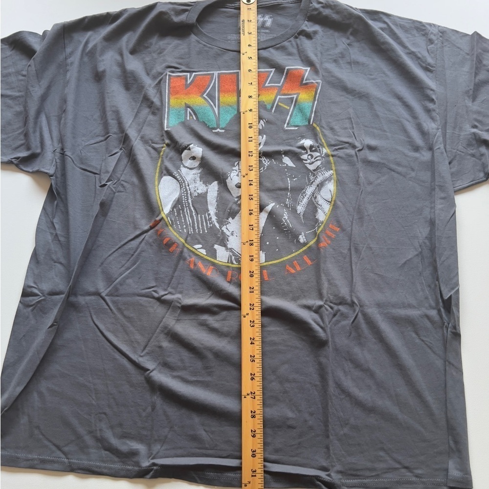 NWOT Kiss Graphic Shirt Adult 3XL Gray Crew Neck Rock Band Tee (E2) - Picture 2 of 5